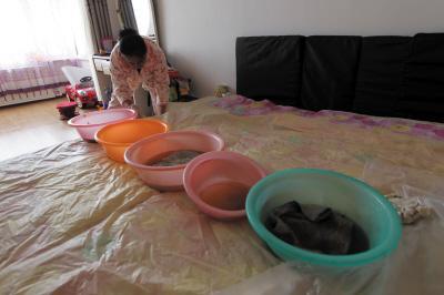 平塘楼上漏水，住户失联，小区没物管，业主维权难！律师来支招……